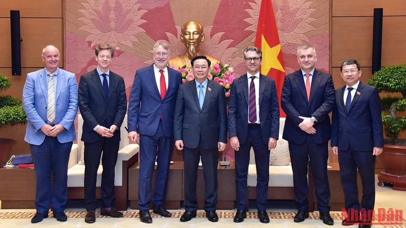 Chủ tịch Quốc hội Vương Đình Huệ và Chủ tịch Ủy ban Thương mại quốc tế, Nghị viện châu Âu Bernd Lange với các đại biểu tại buổi tiếp. 