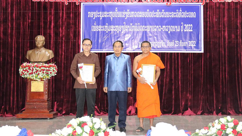 Đồng chí Bounthong Chitmany trao 2 giải Nhất cho các tác giả đoạt giải. 