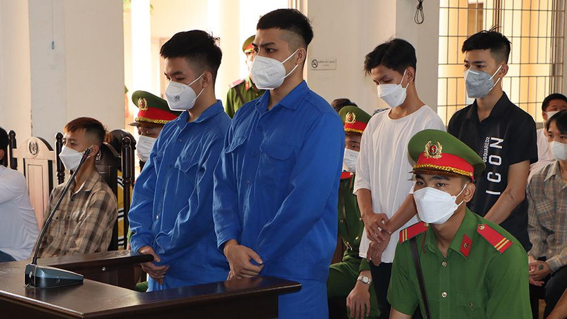 Các bị cáo lãnh án.