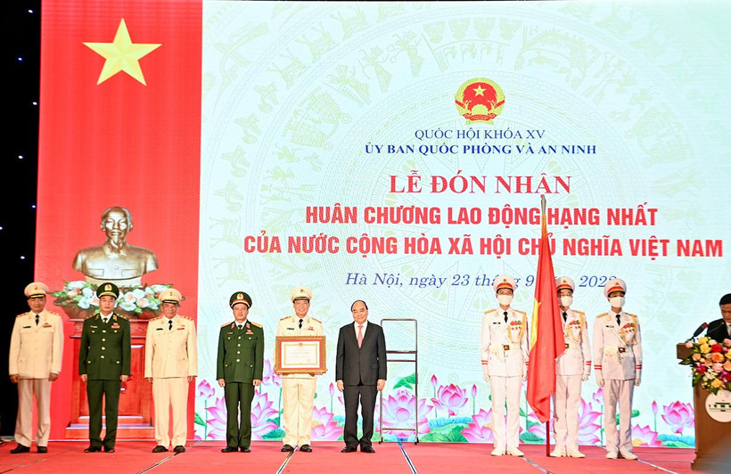 Chủ tịch nước Nguyễn Xuân Phúc trao Huân chương Lao động hạng Nhất cho Ủy ban Quốc phòng và An ninh.