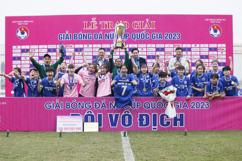 Các cô gái Than Khoáng sản Việt Nam ăn mừng chức vô địch quý giá. (Ảnh: Minh Hoàng)