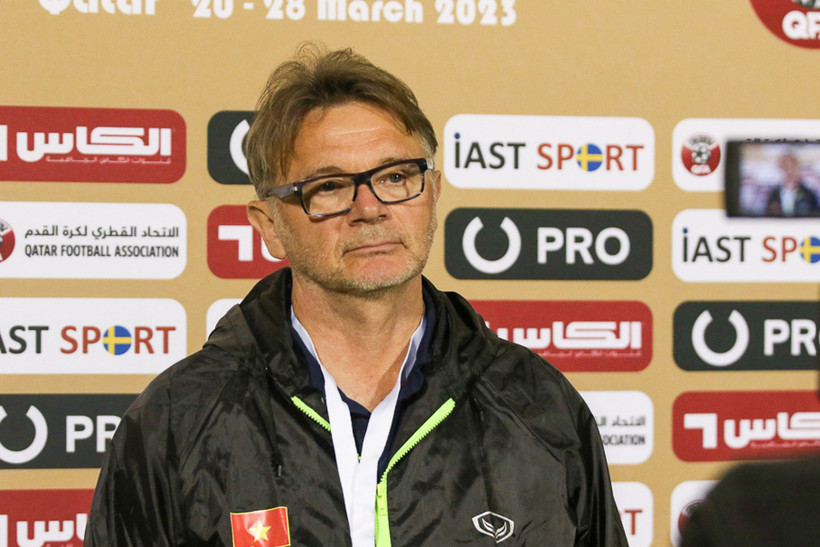 HLV Philippe Troussier trả lời phỏng vấn sau trận đấu rạng sáng 23/3. (Ảnh: VFF)