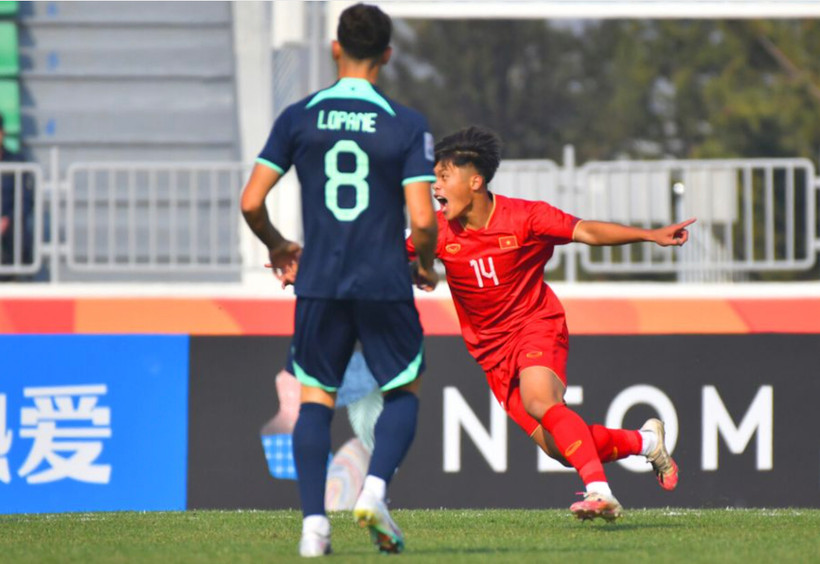 Quốc Việt ăn mừng bàn thắng mở tỷ số ở phút thứ 6 trước U20 Australia. (Ảnh: AFC)