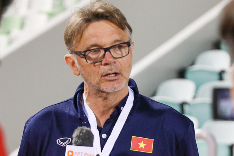 HLV Philippe Troussier trả lời phỏng vấn sau trận đấu rạng sáng 26/3. (Ảnh: VFF)