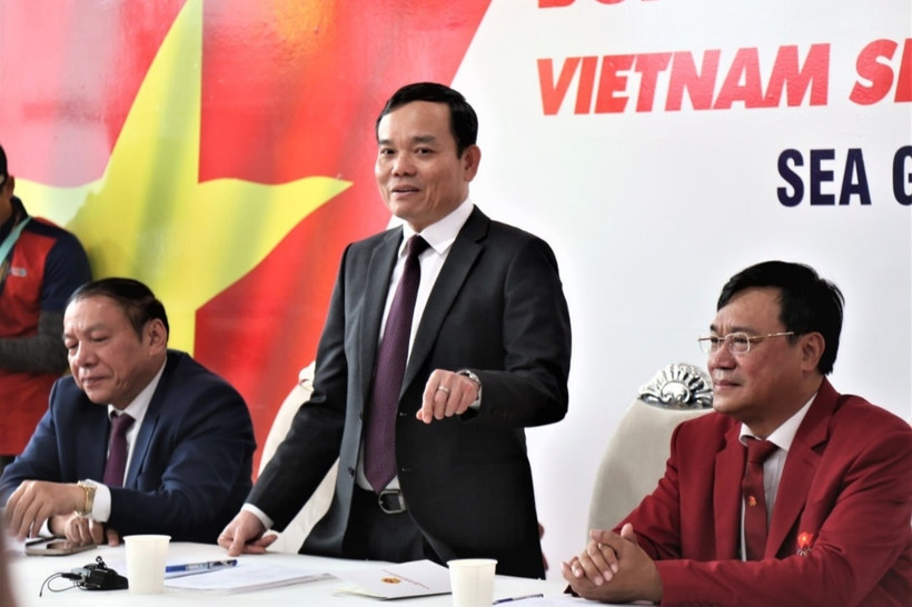 Phó Thủ tướng Trần Lưu Quang phát biểu ý kiến. 