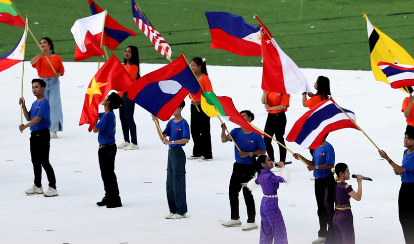 Quốc kỳ Việt Nam và Indonesia bị treo ngược tại Lễ khai mạc SEA Games 32. (Ảnh: Reuters)