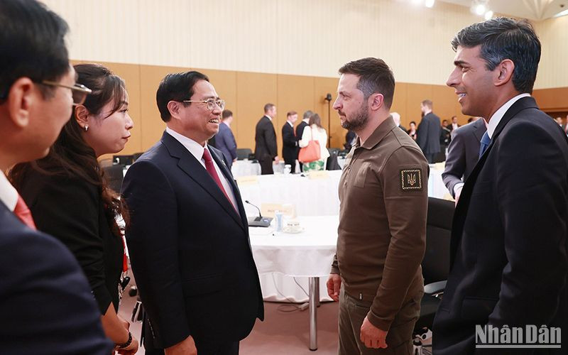 Thủ tướng Phạm Minh Chính gặp mặt Tổng thống Ukraine Volodymyr Oleksandrovych Zelensky. (Ảnh: DƯƠNG GIANG)