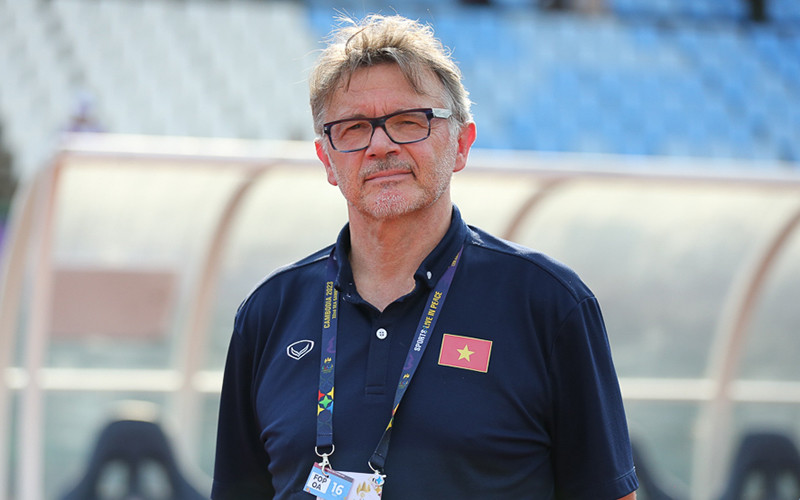 Huấn luyện viên Philippe Troussier. 