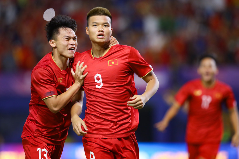 Văn Tùng thi đấu ấn tượng tại SEA Games 32 dưới bàn tay huấn luyện viên Philippe Troussier.