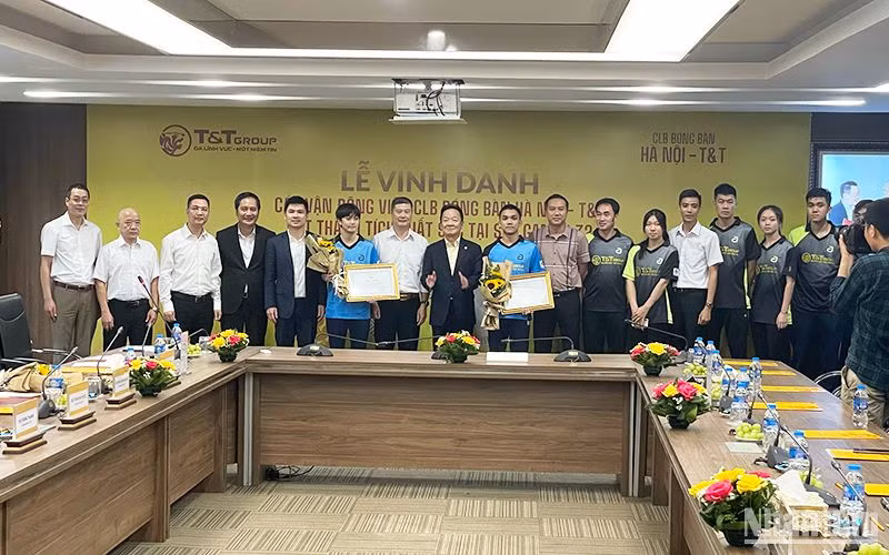 Lãnh đạo Tập đoàn T&T vinh danh bộ đôi Trần Mai Ngọc và Đinh Anh Hoàng giành Huy chương Vàng lịch sử cho bóng bàn Việt Nam.