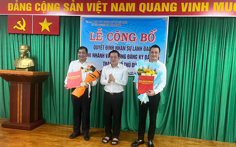 Ông Nguyễn Toàn Thắng, Giám đốc sở Tài nguyên và Môi trường Thành Phố Hồ Chí Minh (đứng giữa) trao quyết định điều động, bổ nhiệm cán bộ. 