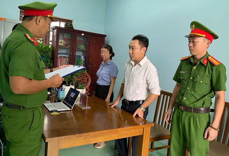 Công an huyện Núi Thành tống đạt quyết định khởi tố bị can, thi hành lệnh bắt tạm giam đối với Trần Ngọc Vũ.