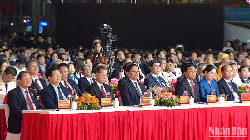 Các đồng chí lãnh đạo Trung ương và địa phương dự Lễ kỷ niệm 50 năm Ngày giải phóng tỉnh Quảng Nam và 95 năm Ngày thành lập Đảng bộ tỉnh Quảng Nam.