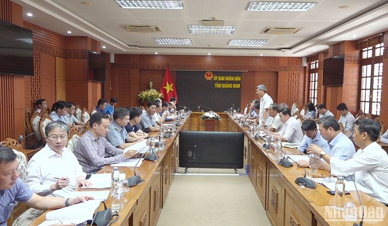 Quyền Chủ tịch Ủy ban nhân dân tỉnh Quảng Nam Hồ Quang Bửu báo cáo tình hình thực hiện công tác chống khai thác hải sản bất hợp pháp, không báo cáo và không theo quy định (IUU) với đoàn công tác.