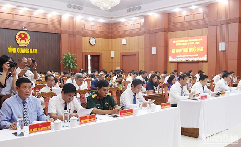 Các đại biểu tập trung nghiên cứu nội dung các báo cáo chuyên đề tại Phiên khai mạc kỳ họp thứ 16, Hội đồng nhân dân tỉnh Quảng Nam.