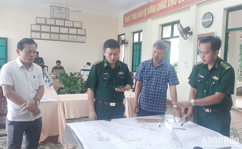 Ngay sau khi nhận được tin báo, Phó Chủ tịch Ủy ban nhân dân tỉnh Hồ Quang Bửu (mặc áo ca-rô) đã đến huyện Núi Thành để chỉ đạo công tác tìm kiếm nạn nhân mất tích trên biển