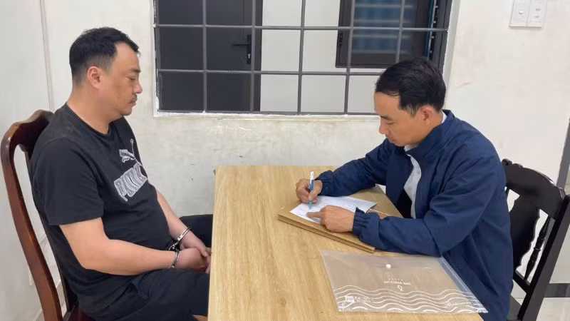 Đối tượng Trần Trung Hiền bị khởi tố về tội lừa đảo chiếm đoạt tài sản.