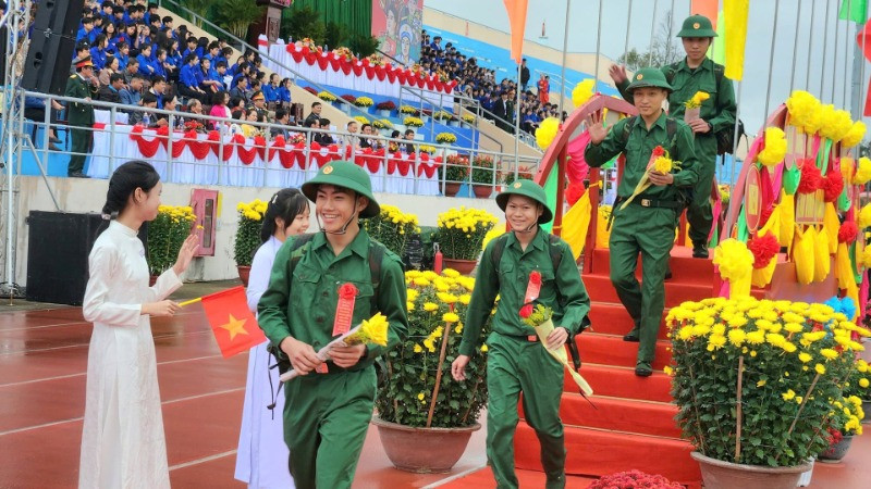 Hàng nghìn thanh niên Quảng Nam nô nức lên đường bảo vệ Tổ quốc.
