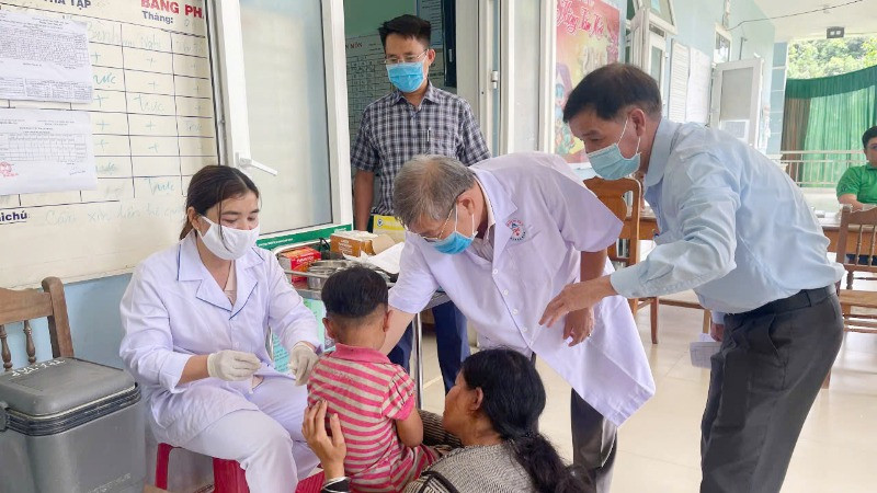 Huyện Nam Trà My phấn đấu đến ngày 16/3 sẽ hoàn thành tiêm vaccine sởi cho trẻ