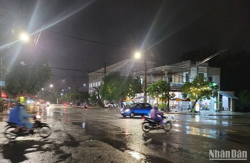Tối 13/10, trên địa bàn thành phố Tam Kỳ, Quảng Nam, bắt đầu có mưa to