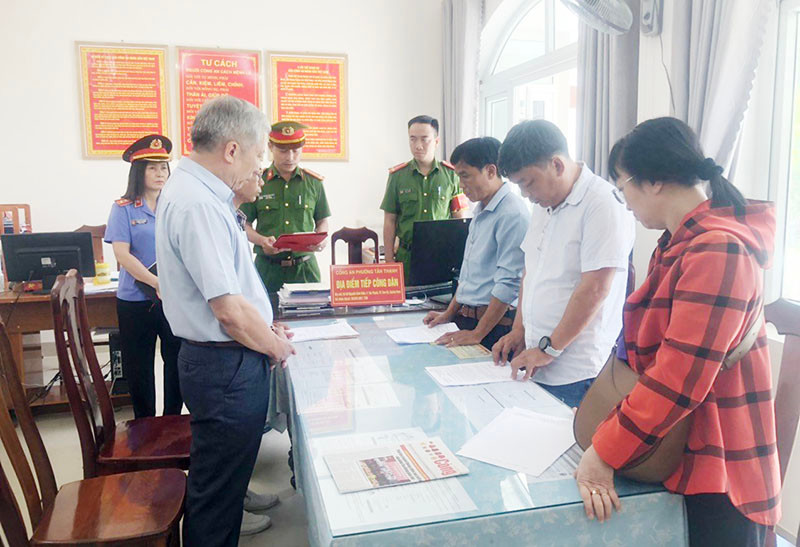 Cơ quan điều tra tống đạt quyết định khởi tố bị can, bắt tạm giam các đối tượng.