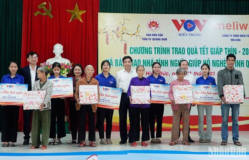 Trào 5 căn nhà và quà Tết tặng hộ nghèo ở huyện Hiệp Đức (Quảng Nam).