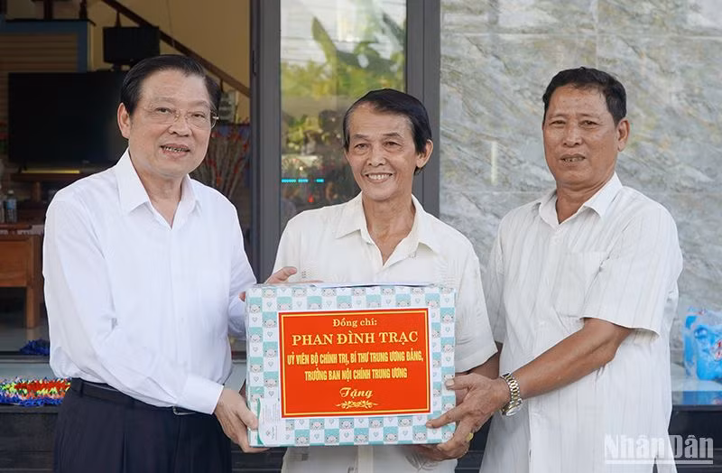 Trưởng Ban Nội chính Trung ương Phan Đình Trạc (thứ 3 từ phải qua) nghe lãnh đạo xã Duy Vinh báo cáo tình hình xây dựng mô hình nông thôn mới. 