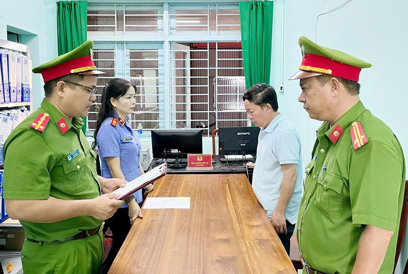 Cơ quan chức năng tống đạt quyết định khởi tố bị can, lệnh bắt tạm giam đối với ông Lê Quang Hào.