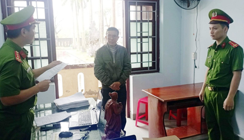 Công an tống đạt các quyết định đối với ông Ung Thượng Hiền.