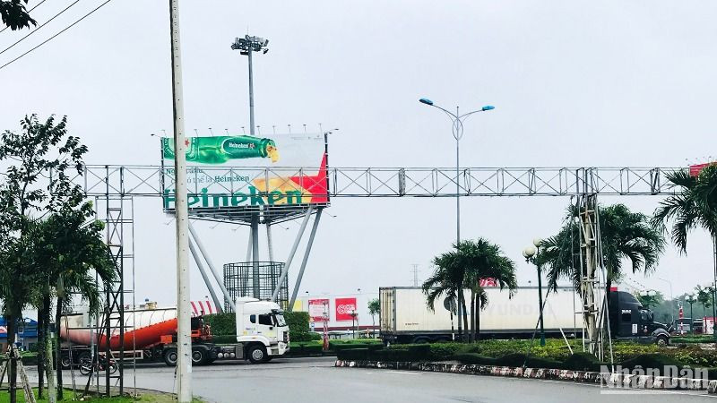 Một trong những điểm nghẽn giao thông tại Bùng binh Trường Chinh-cầu Bàu Giang.