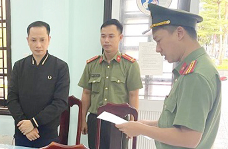 Công an tỉnh Quảng Nam thực hiện lệnh bắt tạm giam đối với Nguyễn Quang Tứ.
