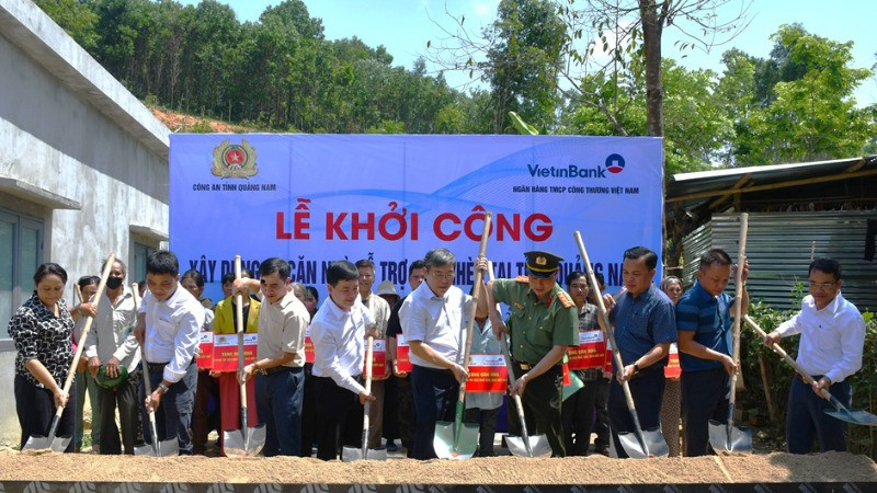 Các đại biểu thực hiện nghi thức động thổ xây dựng nhà cho bà Trần Thị Thìn, thôn 2, xã Phước Đức, huyện Phước Sơn.