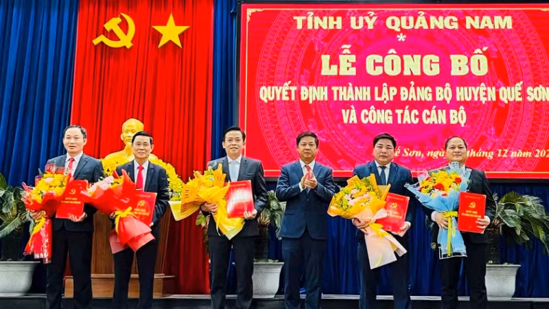 Bí thư Tỉnh ủy Lương Nguyễn Minh Triết trao quyết định, tặng hoa chúc mừng các đồng chí Thường trực Huyện ủy Quế Sơn (mới) và đồng chí Nguyễn Phước Sơn (bìa phải) nhận nhiệm vụ mới.