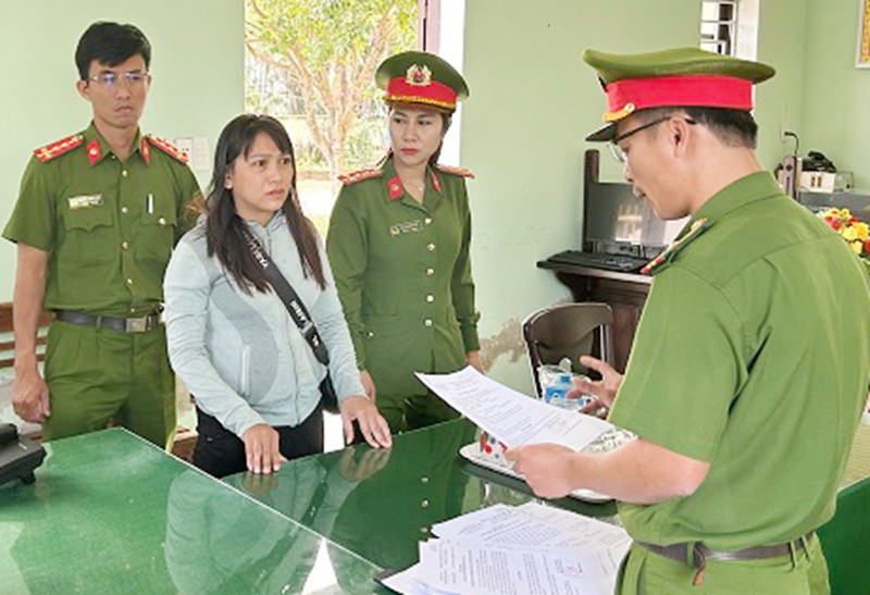 Công an tỉnh Quảng Nam tống đạt quyết định khởi tố, bắt tạm giam đối với Trần Thị Tiên.
