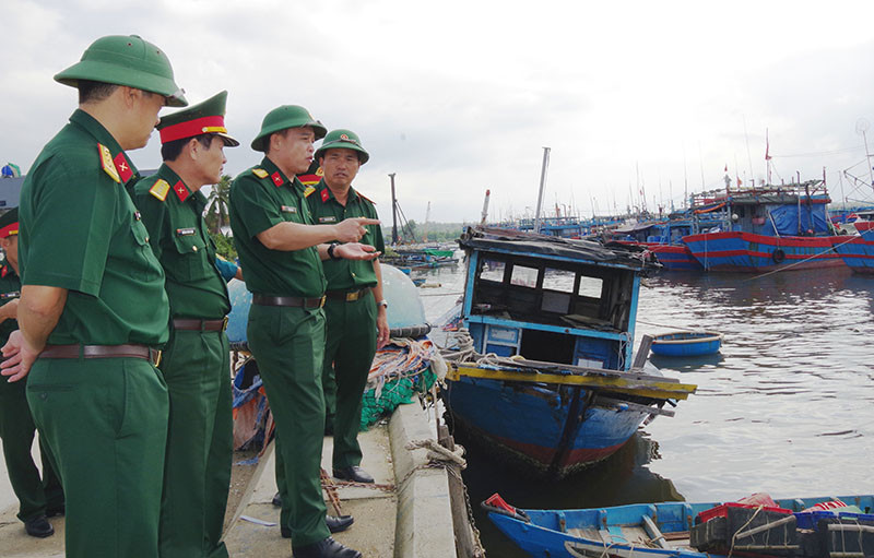 Lãnh đạo Bộ Chỉ huy Quân sự tỉnh Quảng Nam kiểm tra công tác neo đậu tàu thuyền, nhằm giảm thiệt hại do bão số 6 gây ra.
