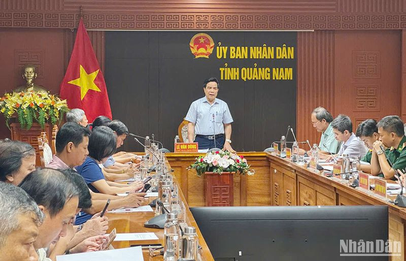 Chủ tịch Ủy ban nhân dân tỉnh Quảng Nam Lê Văn Dũng yêu cầu người đứng đầu các địa phương, đơn vị phải tăng cường trách nhiệm, chủ động triển khai ứng phó bão Trà Mi.