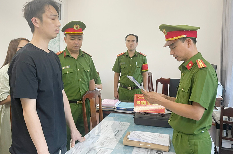 Cơ quan Cảnh sát điều tra Công an tỉnh Quảng Nam thi hành các quyết định đối với ông Chong Fu Kit.