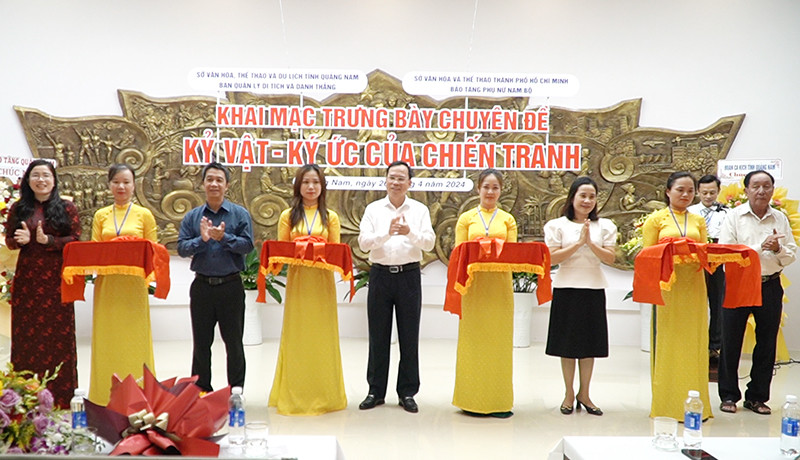 Cắt băng khai trương Không gian trưng bày “Kỷ vật-Ký ức chiến tranh”.