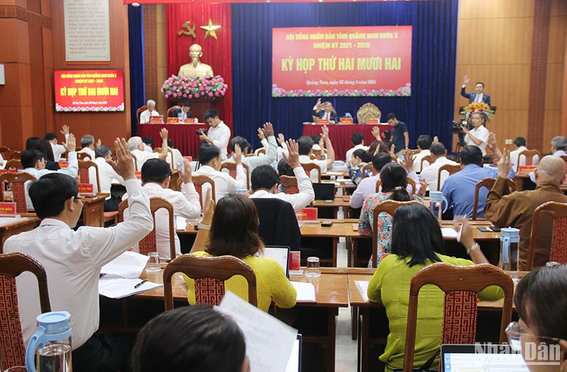 Các đại biểu Hội đồng nhân dân tỉnh biểu quyết thông qua các nghị quyết về phát triển kinh tế-xã hội.