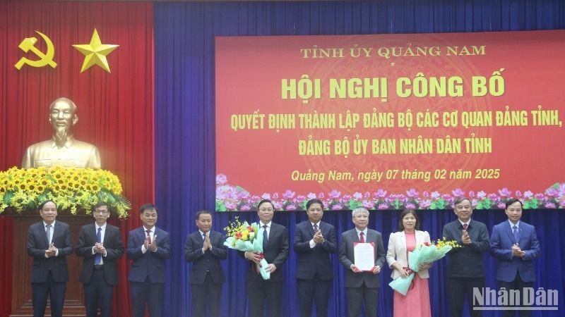 Bí thư Tỉnh ủy Lương Nguyễn Minh Triết (thứ 4 từ trái sang) tặng hoa chúc mừng Đảng bộ các cơ quan đảng tỉnh nhiệm kỳ 2020-2025.