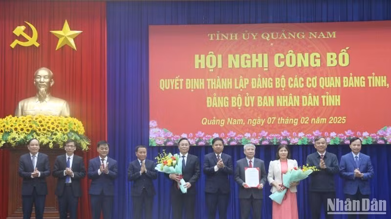 Bí thư Tỉnh ủy Lương Nguyễn Minh Triết (thứ 4 từ trái sang) tặng hoa chúc mừng Đảng bộ các cơ quan đảng tỉnh nhiệm kỳ 2020-2025.