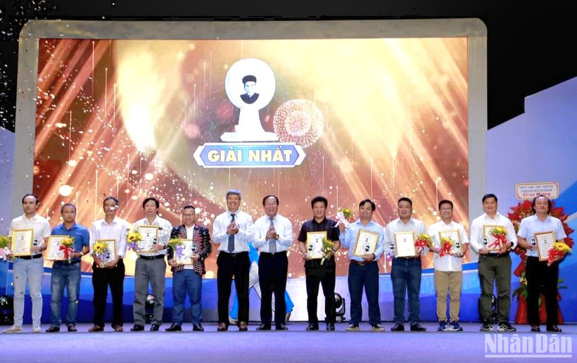 Lãnh đạo tỉnh trao giải cho tác giả, nhóm tác giả đoạt giải Nhất Giải thưởng Báo chí Huỳnh Thúc Kháng lần thứ 17.
