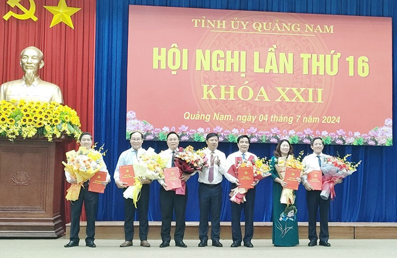 Bí thư Tỉnh ủy Lương Nguyễn Minh Triết trao quyết định và tặng hoa chúc mừng các đồng chí nhận nhiệm vụ mới.
