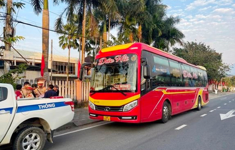 Công an tỉnh Quảng Nam lập biên bản xử phạt chủ phương tiện chở người vượt quá quy định.