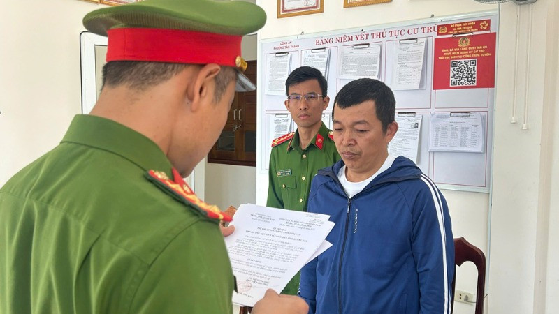 Cơ quan chức năng tống đạt các quyết định đối với bị can Lê Tấn Gia.