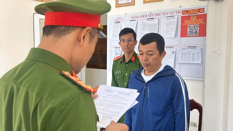 Cơ quan chức năng tống đạt các quyết định đối với bị can Lê Tấn Gia.