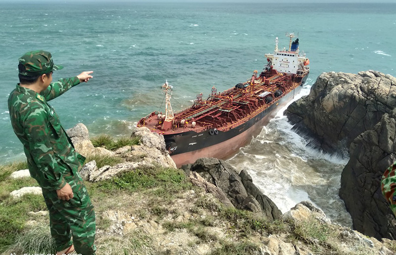 Tàu King Rich bị sóng đánh dạt vào bờ biển Cù Lao Chàm.