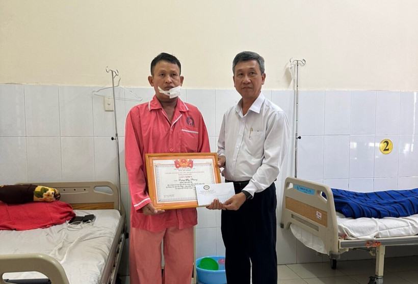 Giám đốc Ngân hàng Nhà nước Chi nhánh Bình Dương Võ Đình Phong trao Giấy khen tặng anh Lường Huy Phượng.