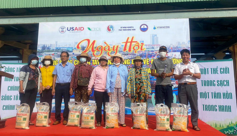 Các cá nhân, tập thể điển hình trong phong trào “Chung tay hành động bảo vệ môi trường tại âu thuyền và cảng cá Thọ Quang”.