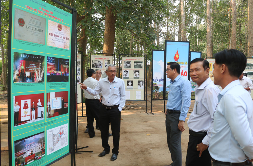 Đại biểu tham dự triển lãm tìm hiểu di tích cấp quốc gia đặc biệt Nhà tù Côn Đảo.